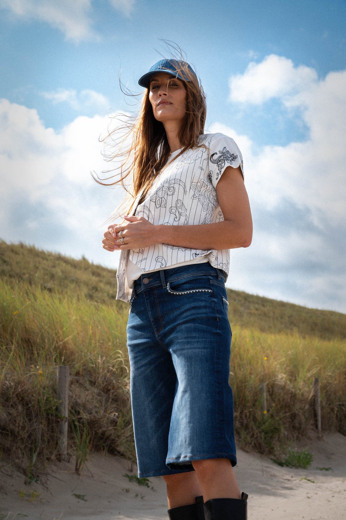 dame draagt zomer jorts met zomer top en gilet