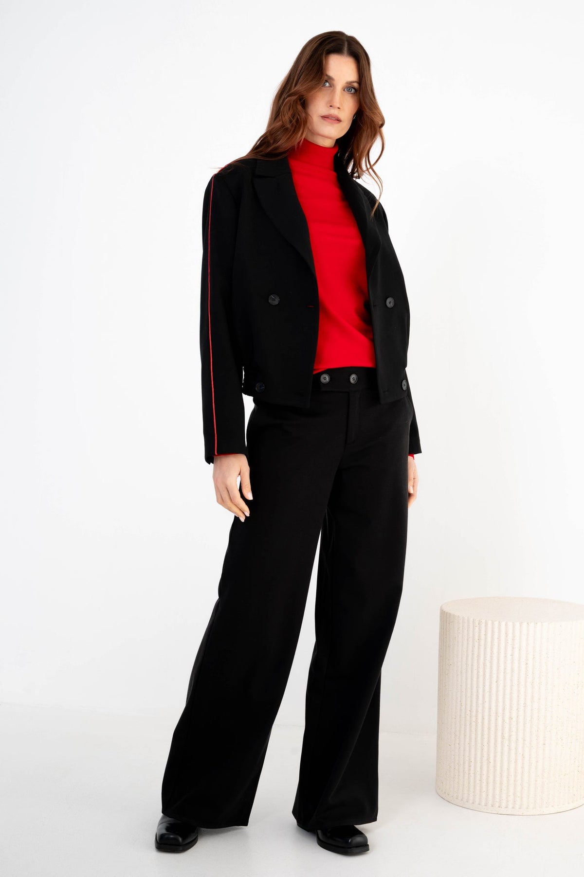 wijde broek sella zwart van zizo gecombineerd met blazer zinzi en een rode coltrui van maicazz