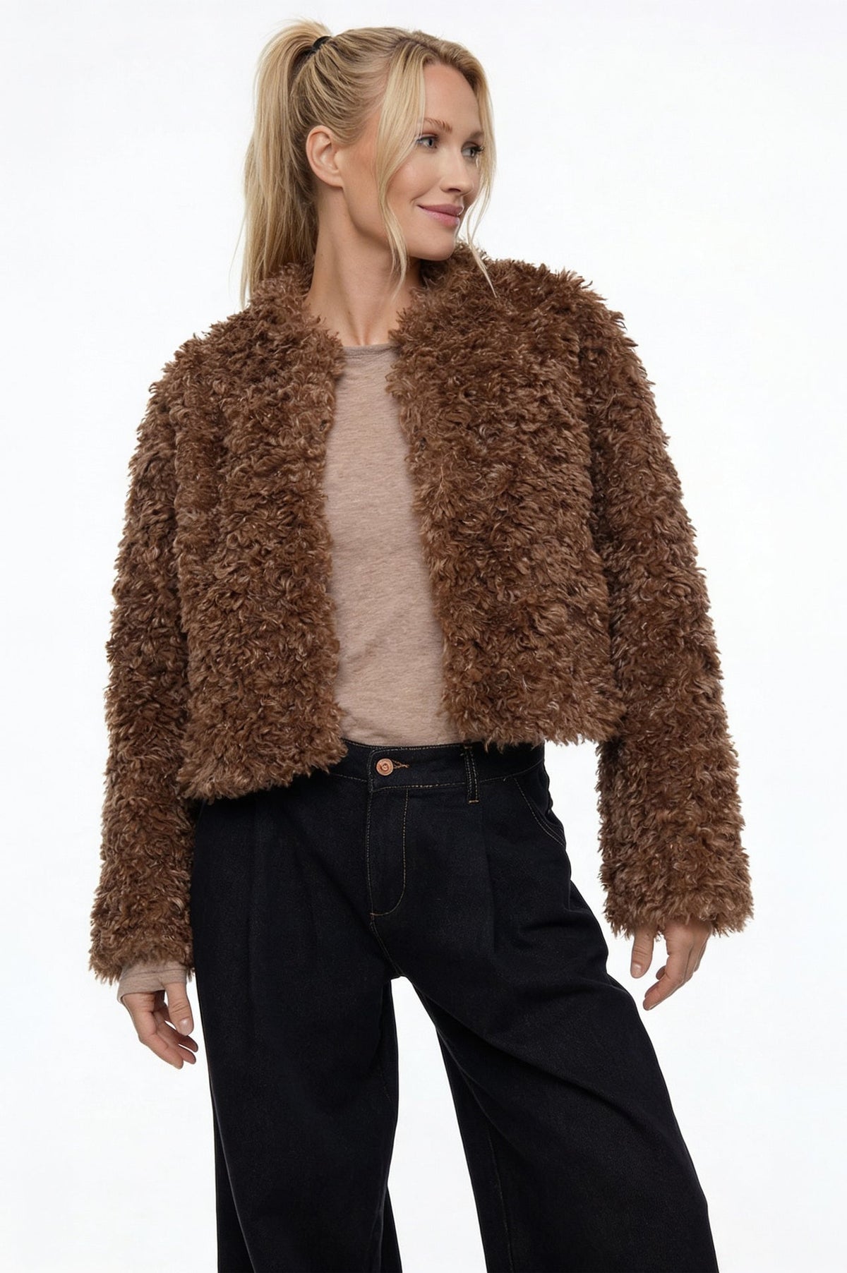 najaarsoutfit met bruine jas valentina in teddystof met donkere spijkerbroek