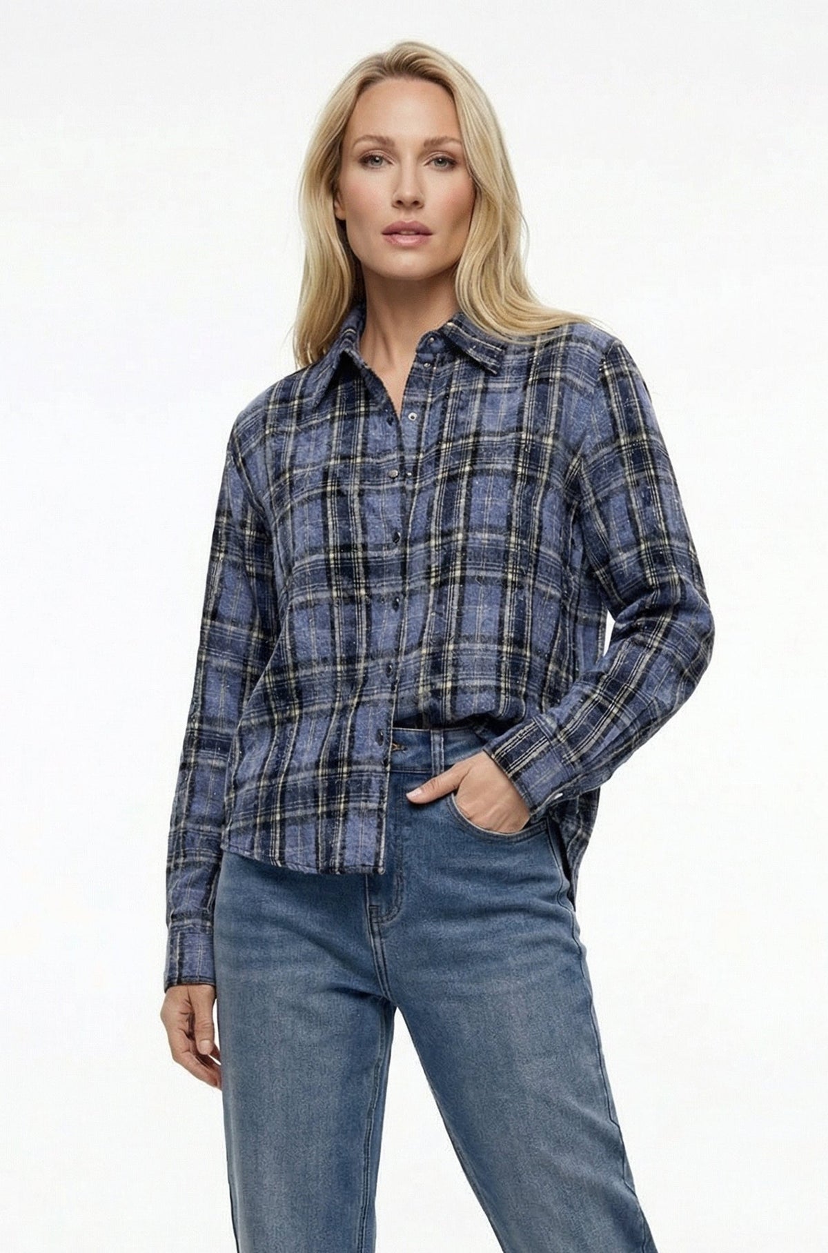 model draagt geruite blauwe blouse op een spijkerbroek