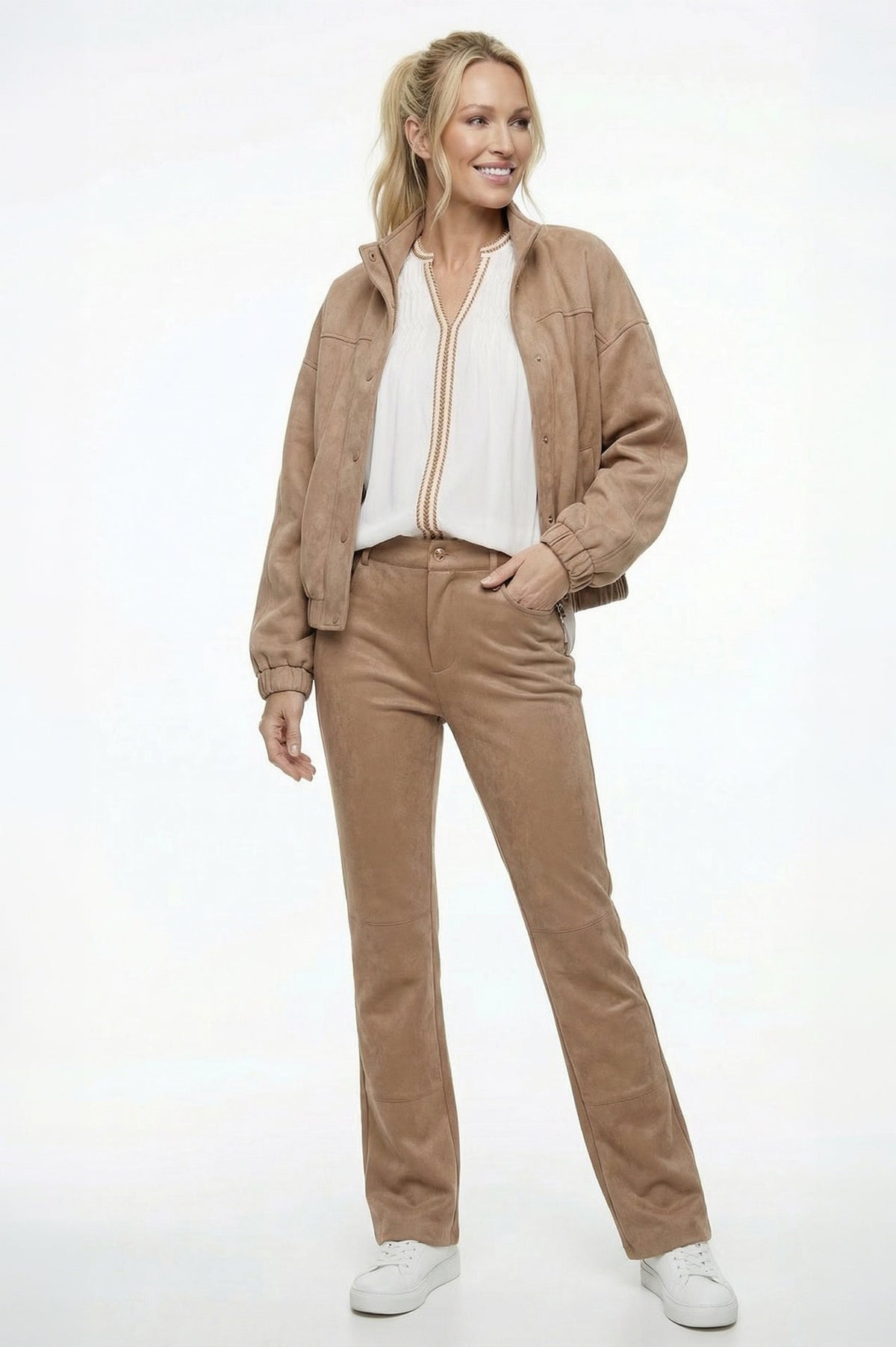 complete damesoutit met off-white damesblouse en zandkleur jas en broek