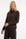model draagt donkerbruine  travel top met lange mouwen op een bruine travel broek