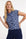 blauw gestipte t-shirt met sjaalkraag op een donkerblauwe travel broek