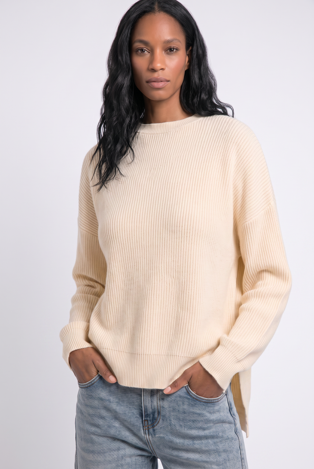 model draagt offwhite trui vay op een lichte denim