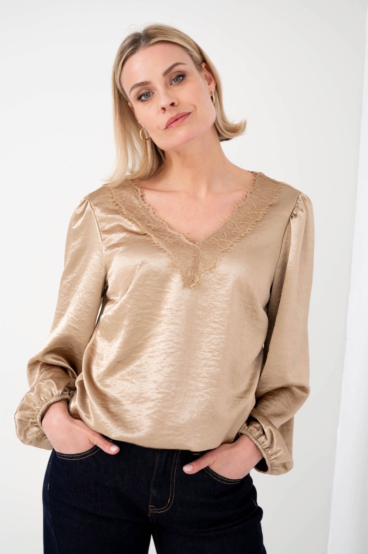 dame draagt goudkleurig maicazz Zoha shirt met kanten V-hals, satijnlook stof en lange mouwen