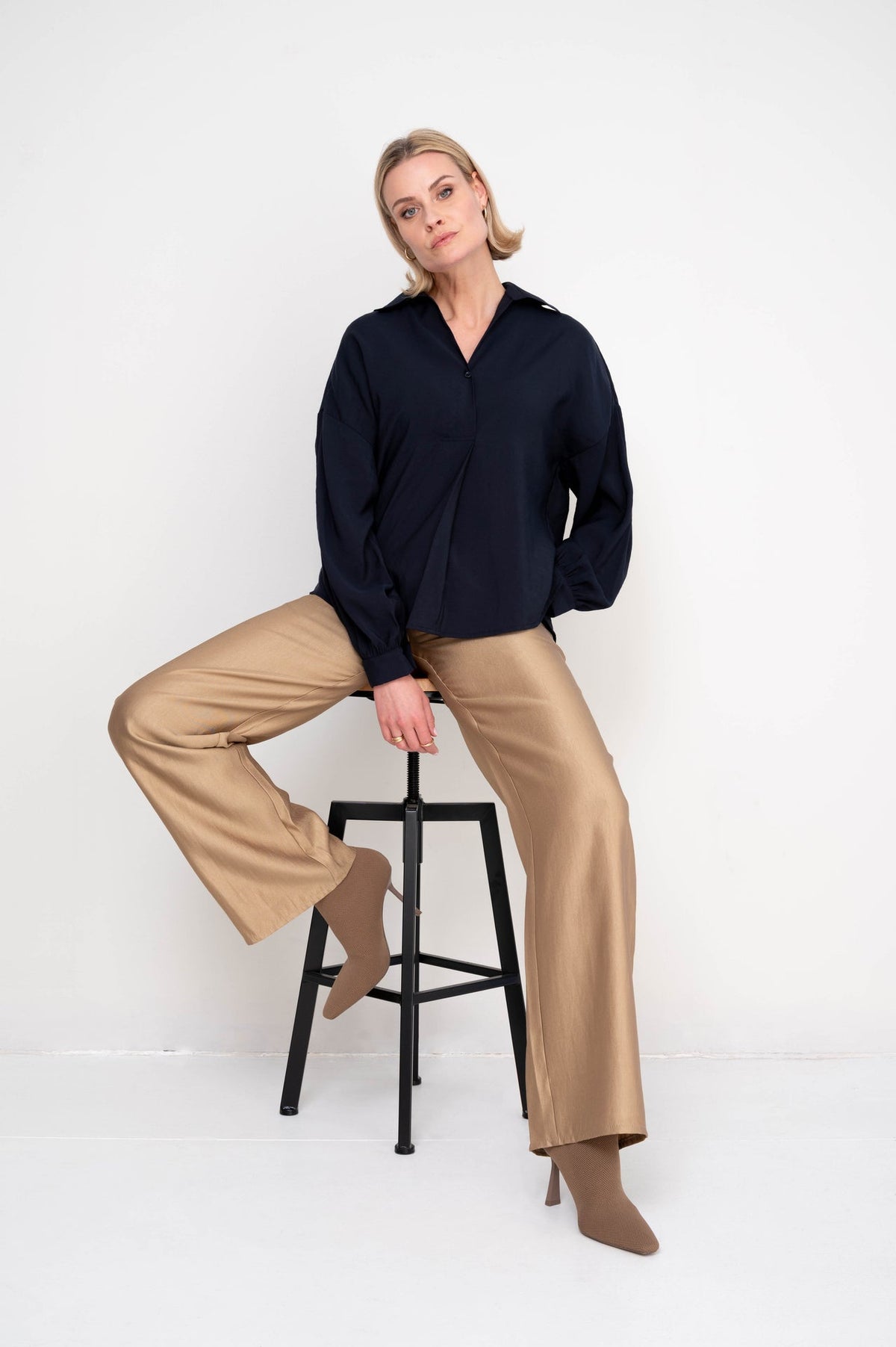 chique combinatie met donkerblauwe blouse van maicazz op een gouden broek van zizo