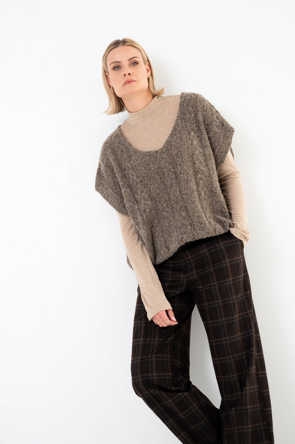 damesoutfit winter met geruit motief op de broek en coltrui