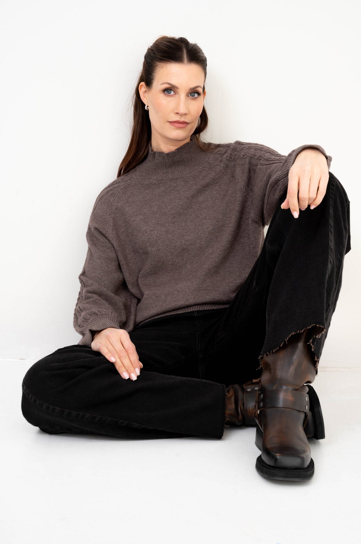 coltrui rina op een zwarte jeans gedragen