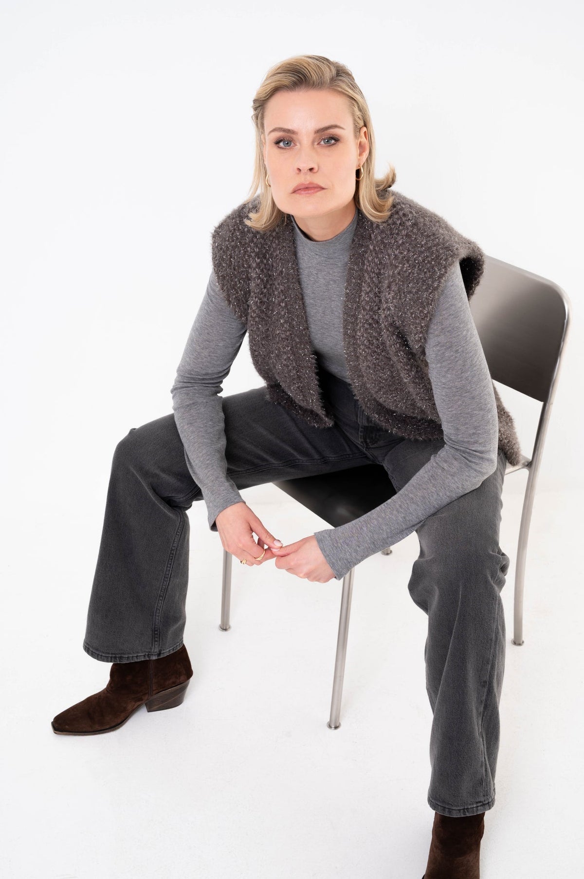 complete winterlook met een grijze coltrui en taupe vestje van maicazz