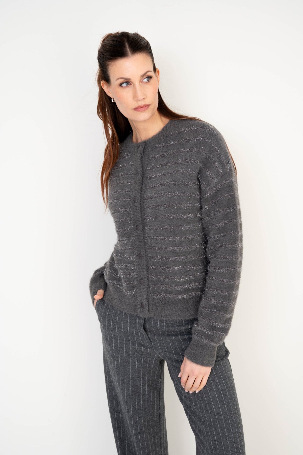 model draagt grijs vest zallejo op een grijs gestreepte broek
