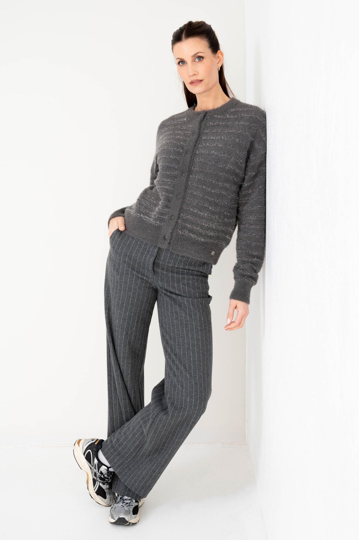 grijze broek patti wide met verticale witte strepen