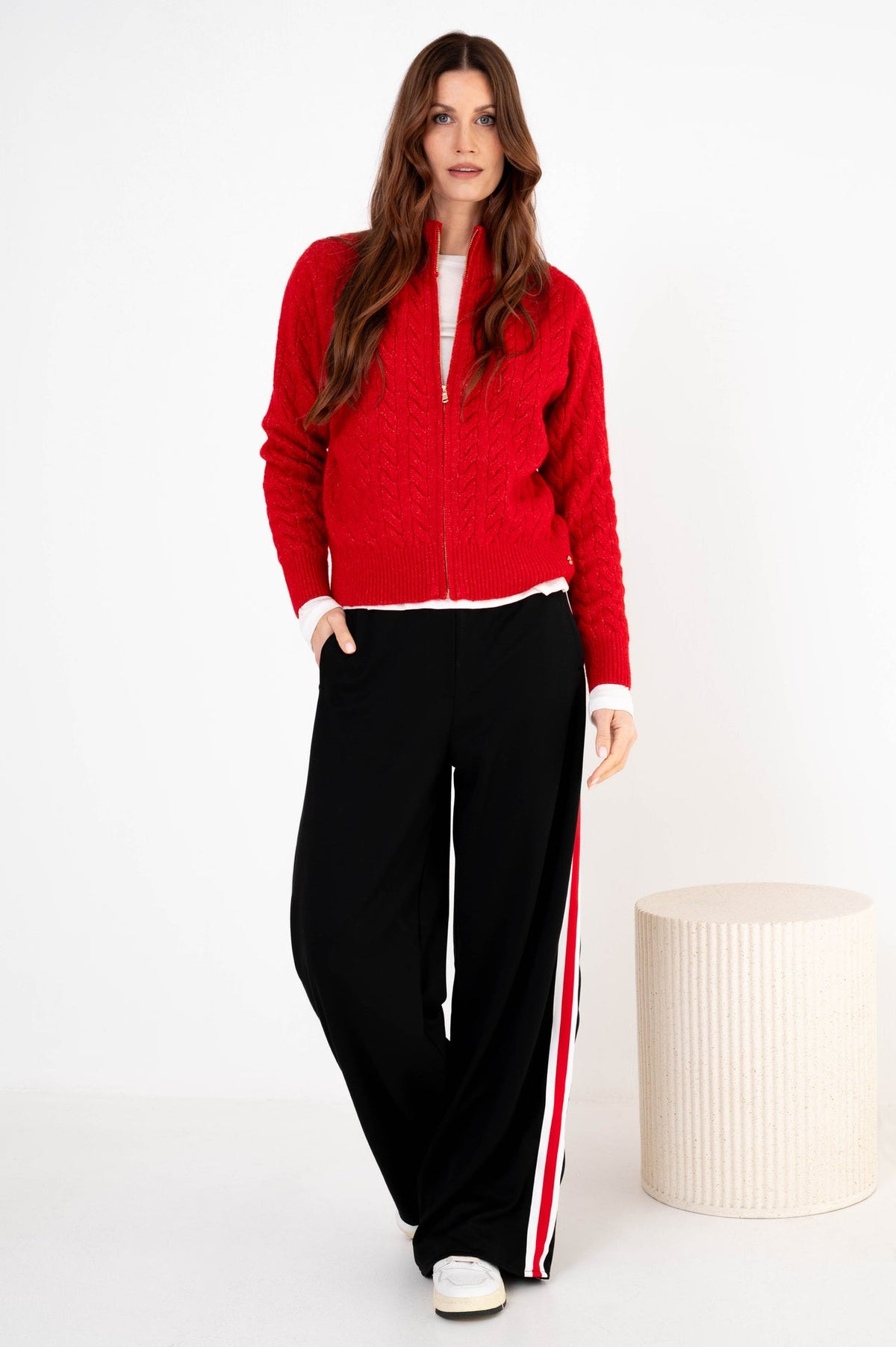 dame draagt damesvest rood op een zwarte stoere broek met rood witte streep aan de zijkant