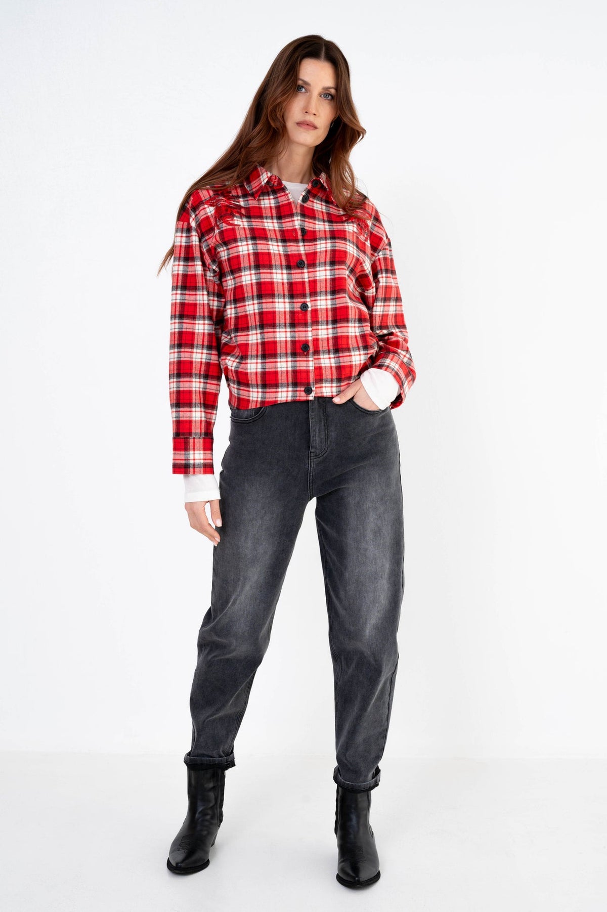 model draagt de zodos rood geruite blouse van maicazz met stoere fit en lange mouwen
