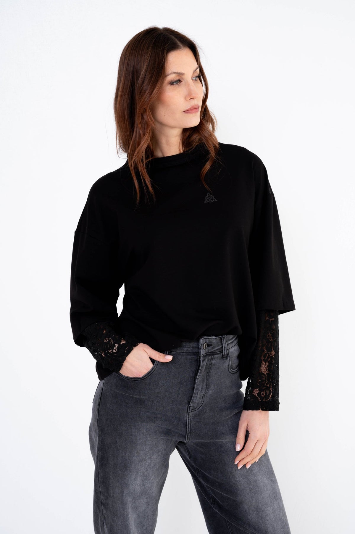 zwart shirt met kant op een grijze denim 