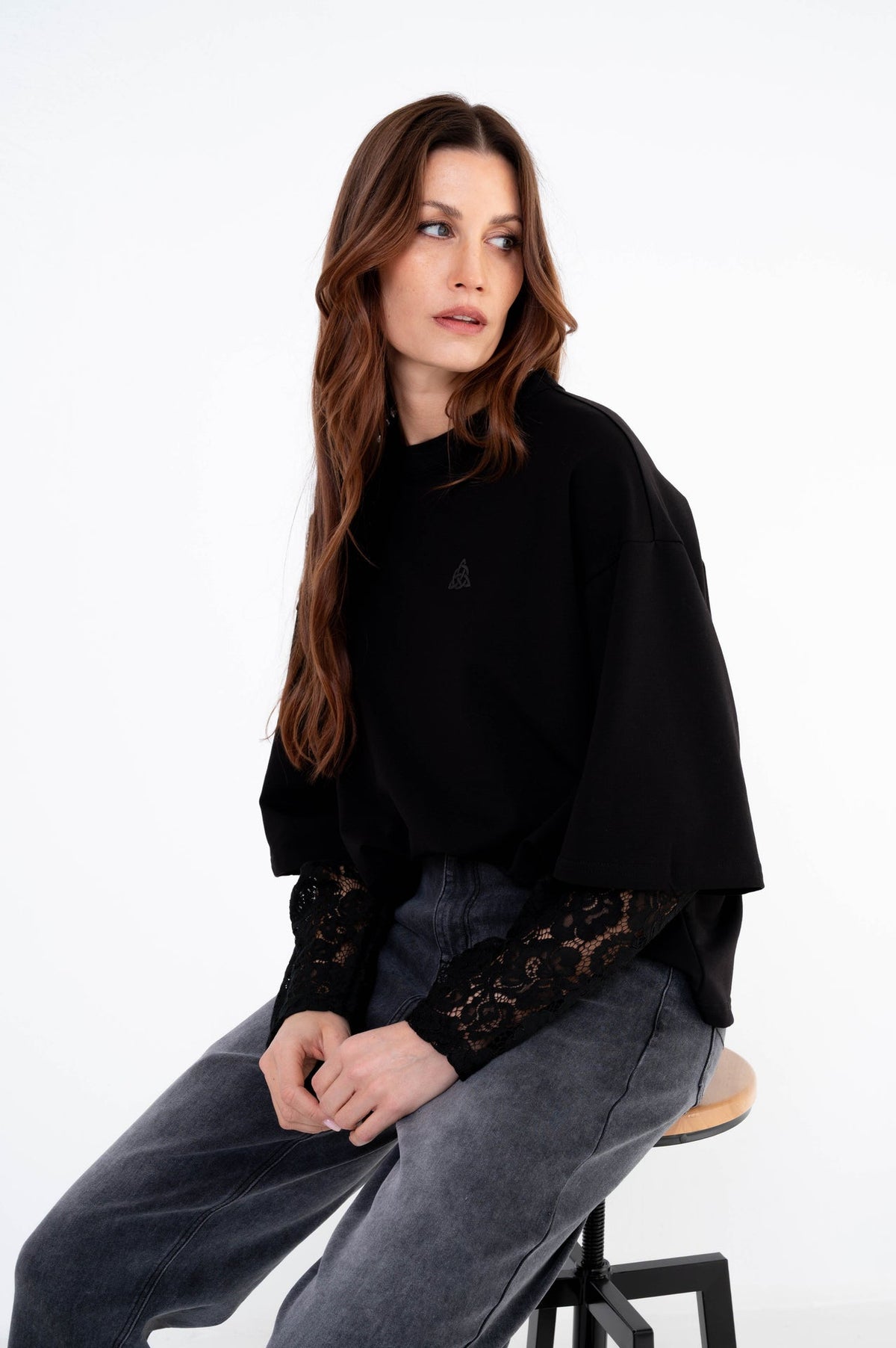 kanten shirt ziva  op een donkere denim voor een stoere look