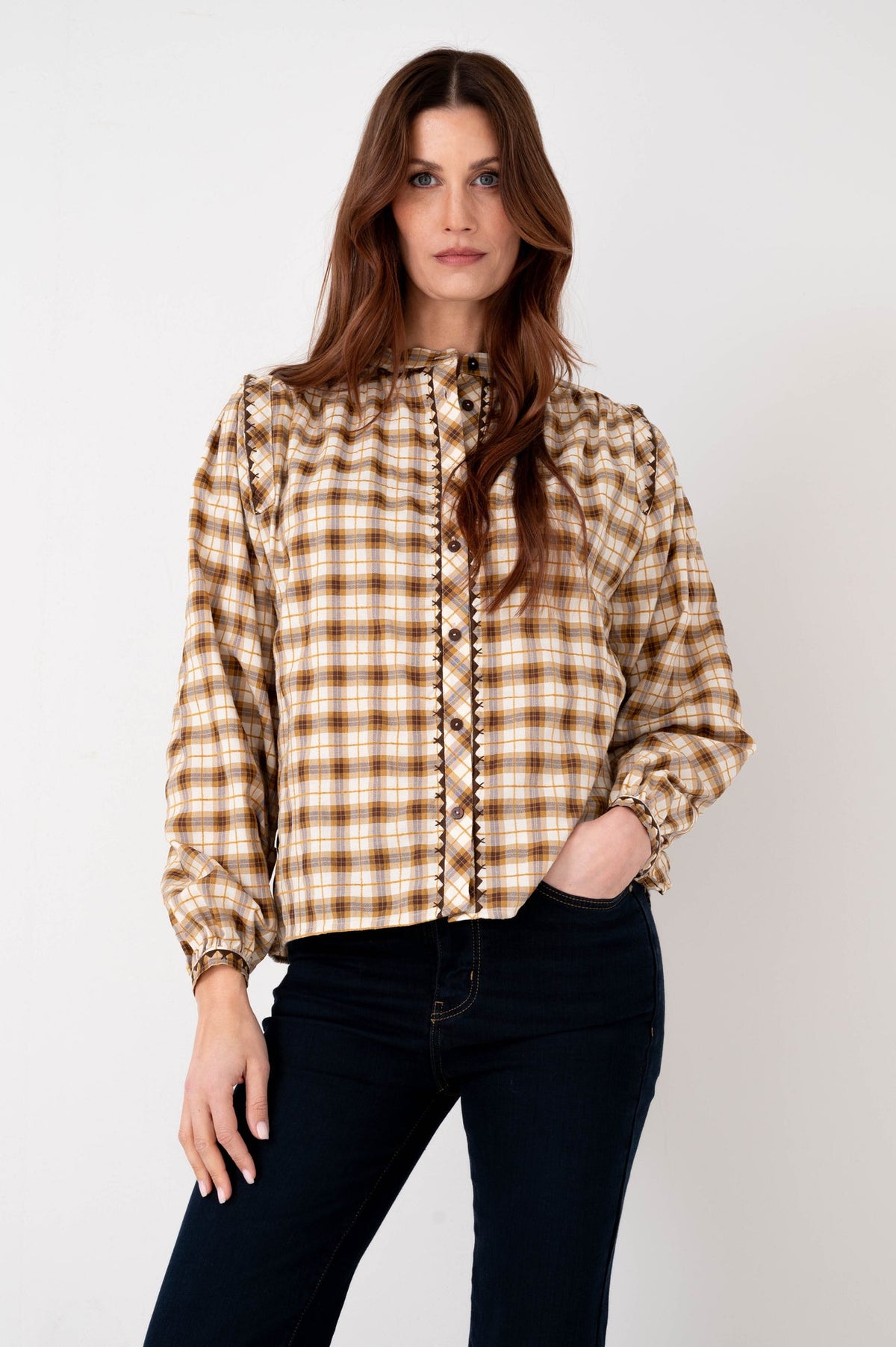geruite blouse zadikke op een donkere denim gedragen