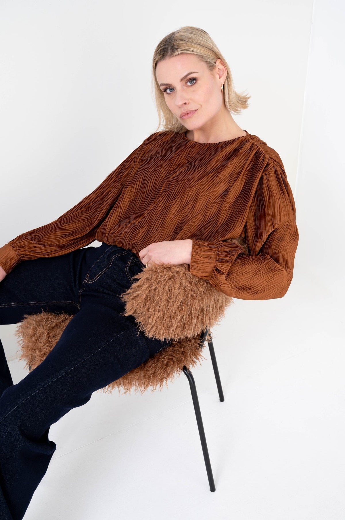 chique shirt zelda caramel gecombineerd op een donkere denim