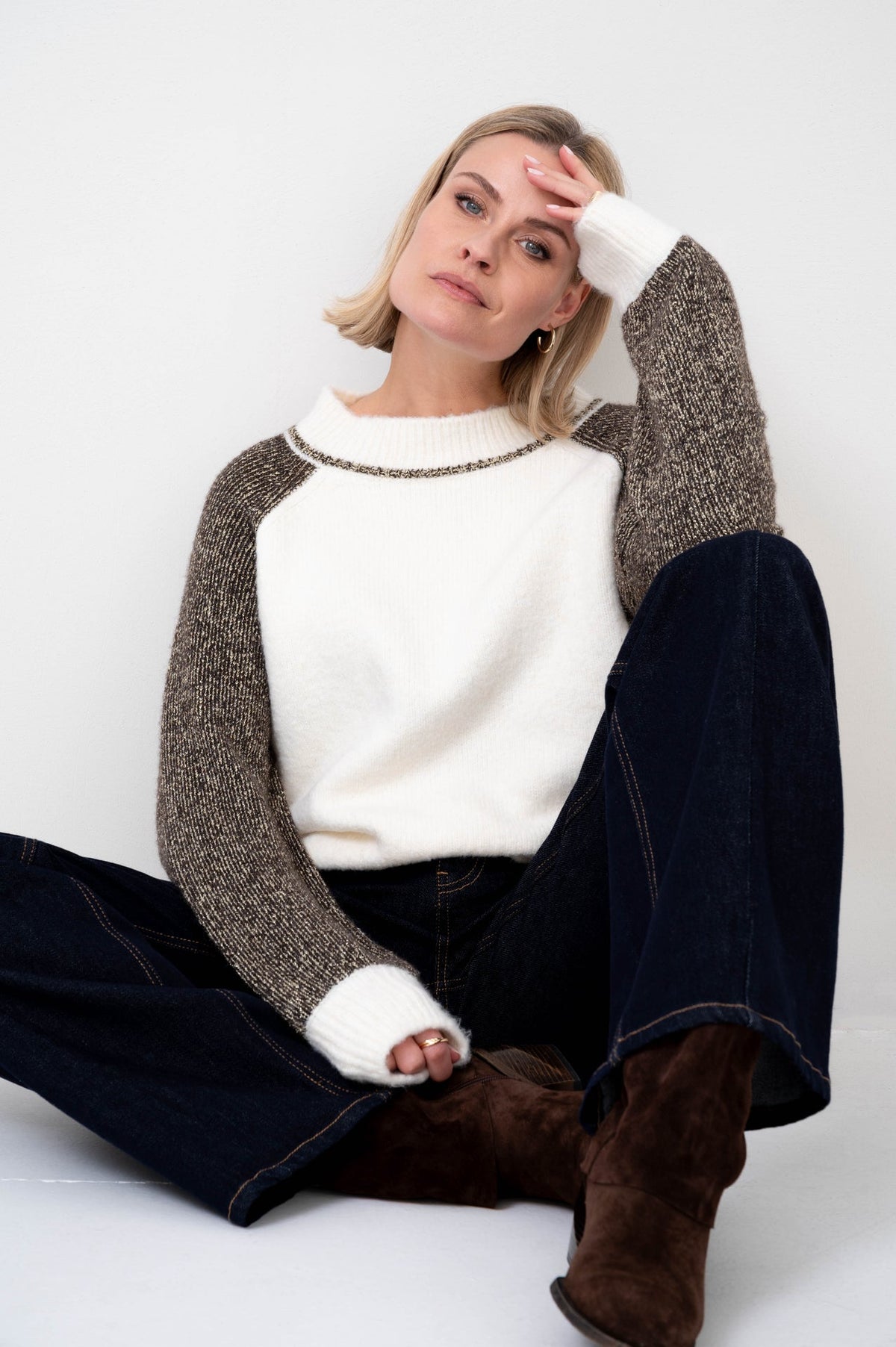 ziza trui offwhite met contrasterende mouwen gedragen op een donkere denim jeans