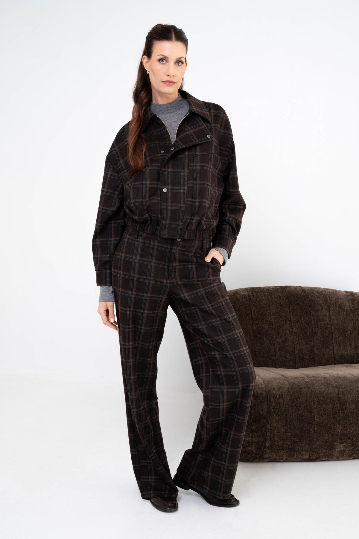 model combineert de geruite broek calla met het zilpa geruite jasje van zizo