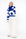 dame draagt een offwhite ribbroek met een blauw-wit gestreepte trui erboven