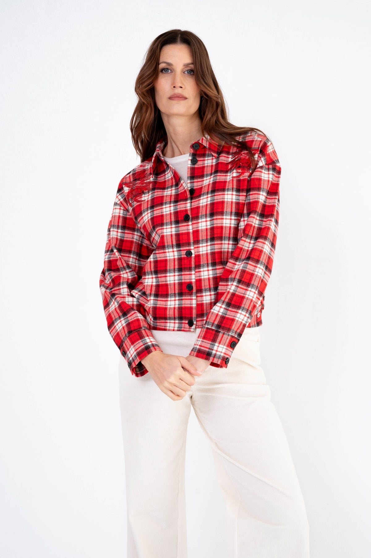 model draagt de offwhite broek drew van zizo met een geruite blouse van maicazz
