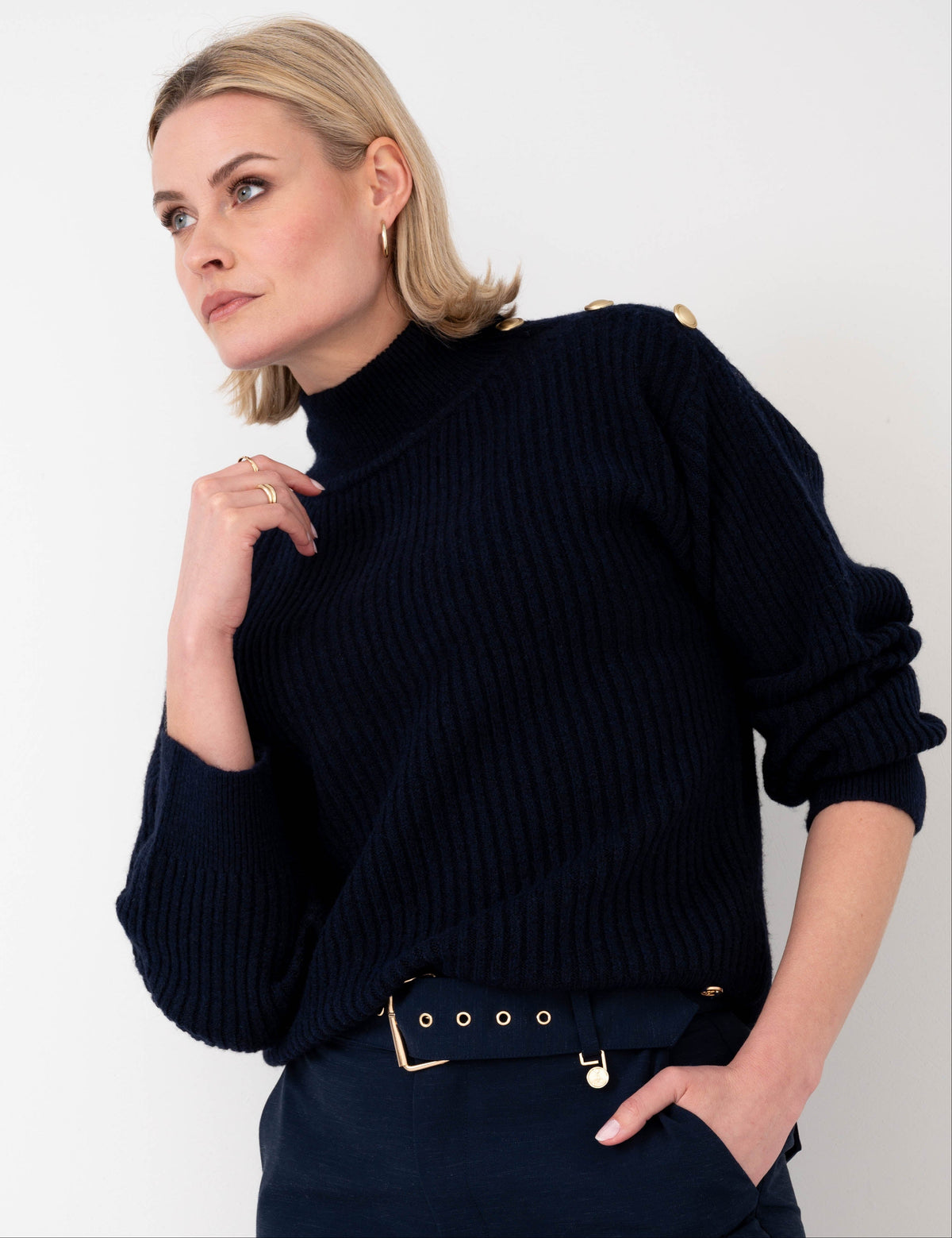 donkerblauwe coltrui zuzia van maicazz op een donkerblauwe broek