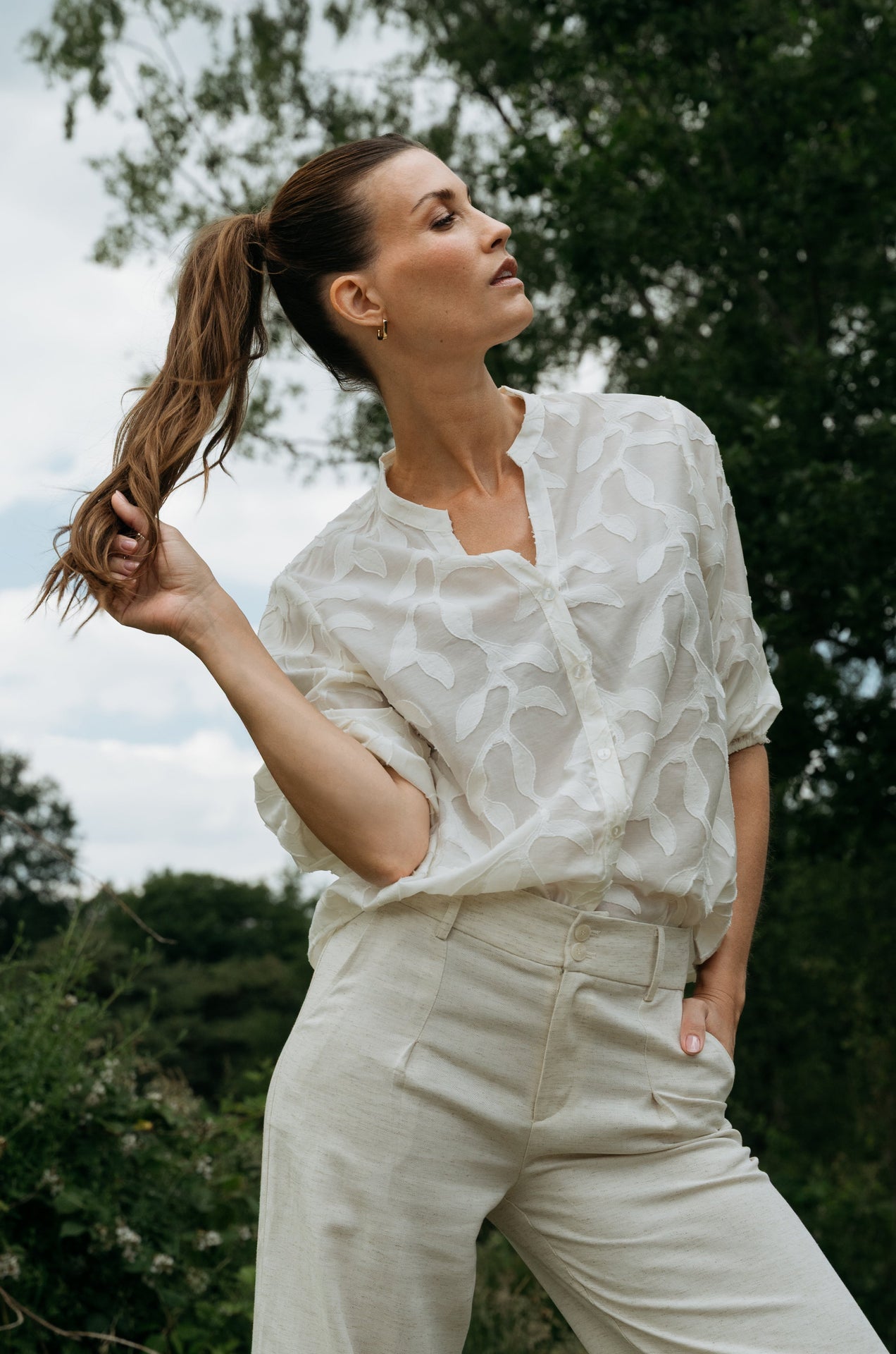 witte blouse met halflange mouwen en een subtiel geborduurde reliefprint van luchtig en licht materiaal