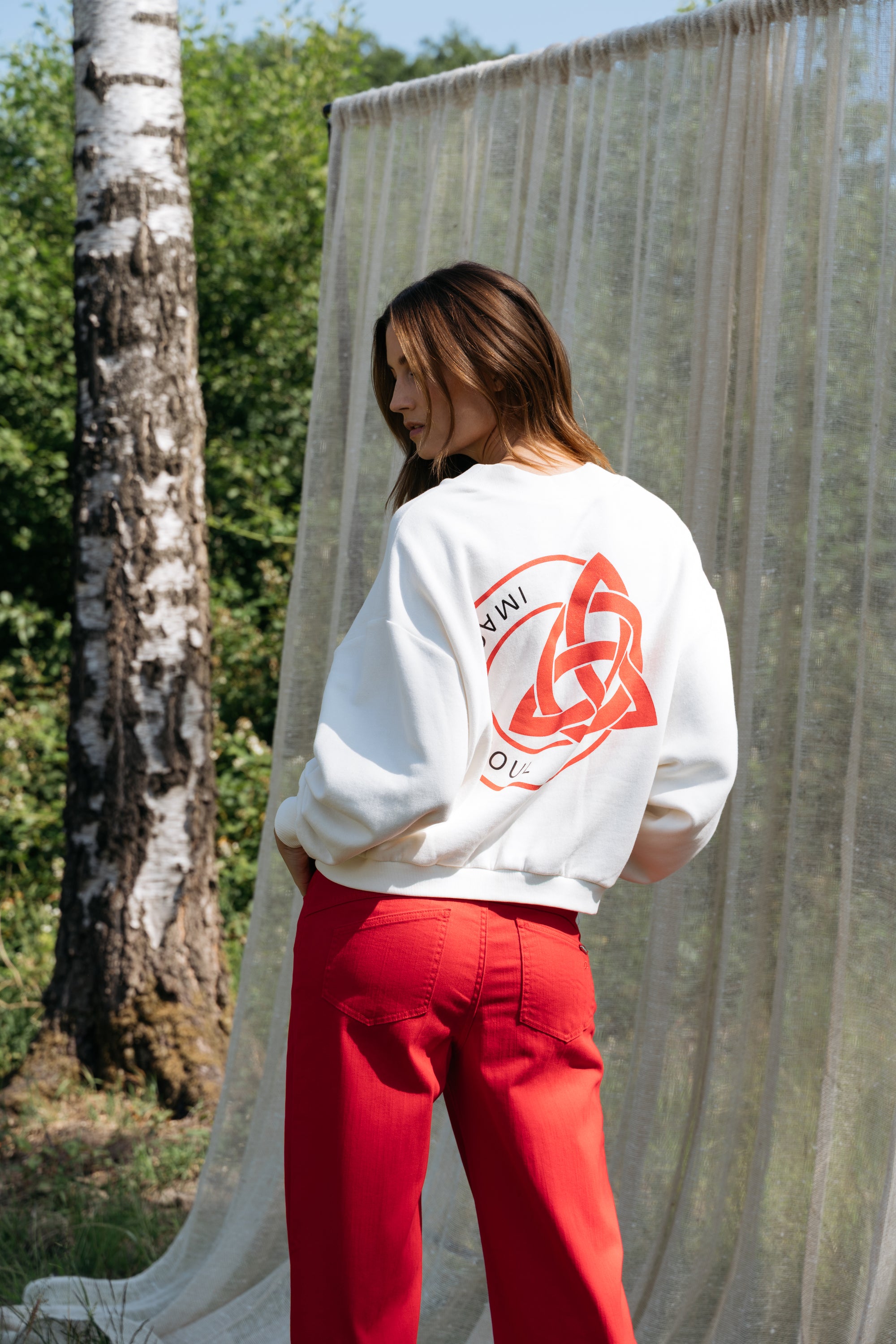 Witte sweater met V hals en opdruk op de achterkant